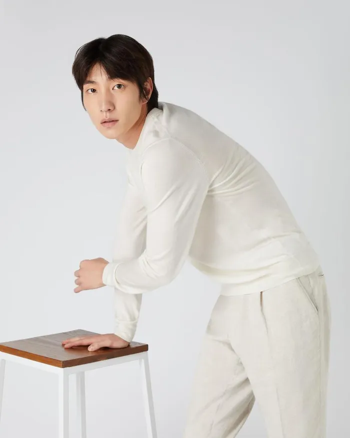 NPeal Jumpers Men Covent Fine Gauge Cashmere Round Neck Jumper New Ivory White
